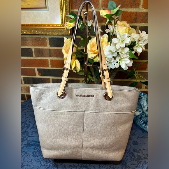 Michael Kors Handbags - Michael Kors Bedford Pebbled Leather Tote color is taupe. size 11”W x 10H x 5”D